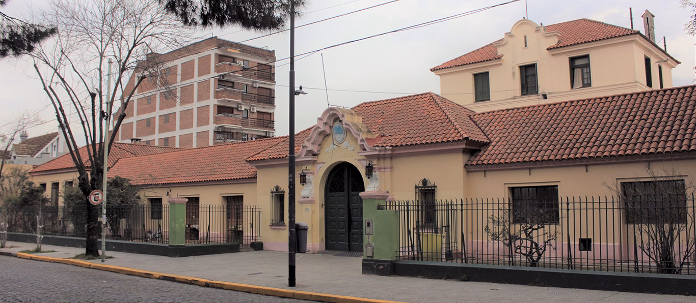 ¿Cuántos años tiene el colegio Abel Bravo?