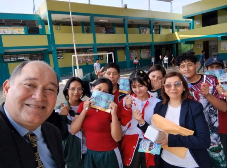 ¿Cuántos años tiene el colegio Abraham Valdelomar?