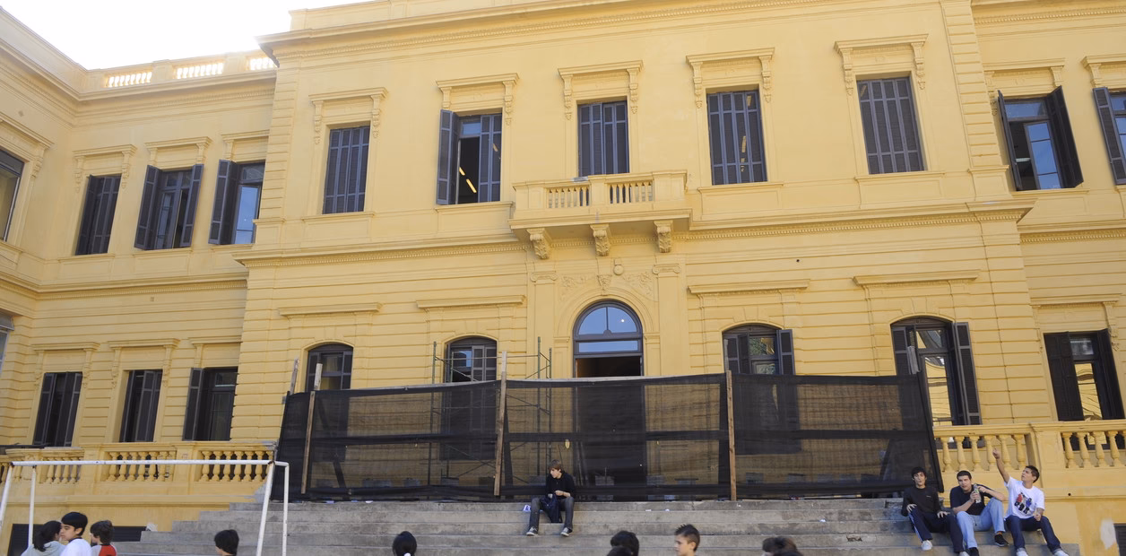 ¿Cuál es la historia del colegio Mariano Acosta?