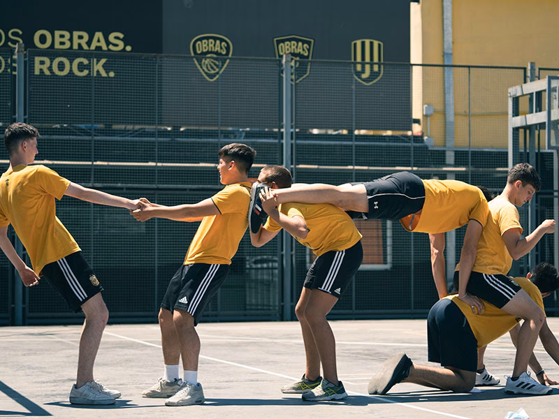 ¿Qué función tiene la materia de educación física en los establecimientos educativos actuales?