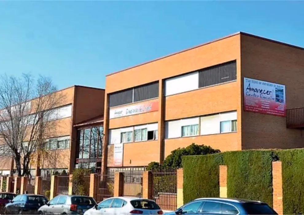 ¿Quién es el director del Colegio Amanecer?