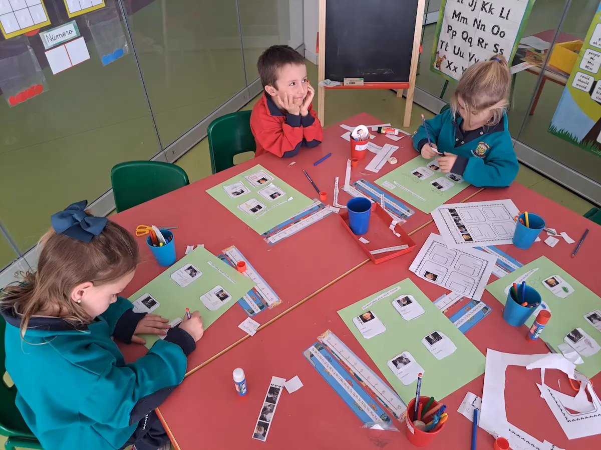 ¿Qué debe aprender un niño de primaria en inglés?