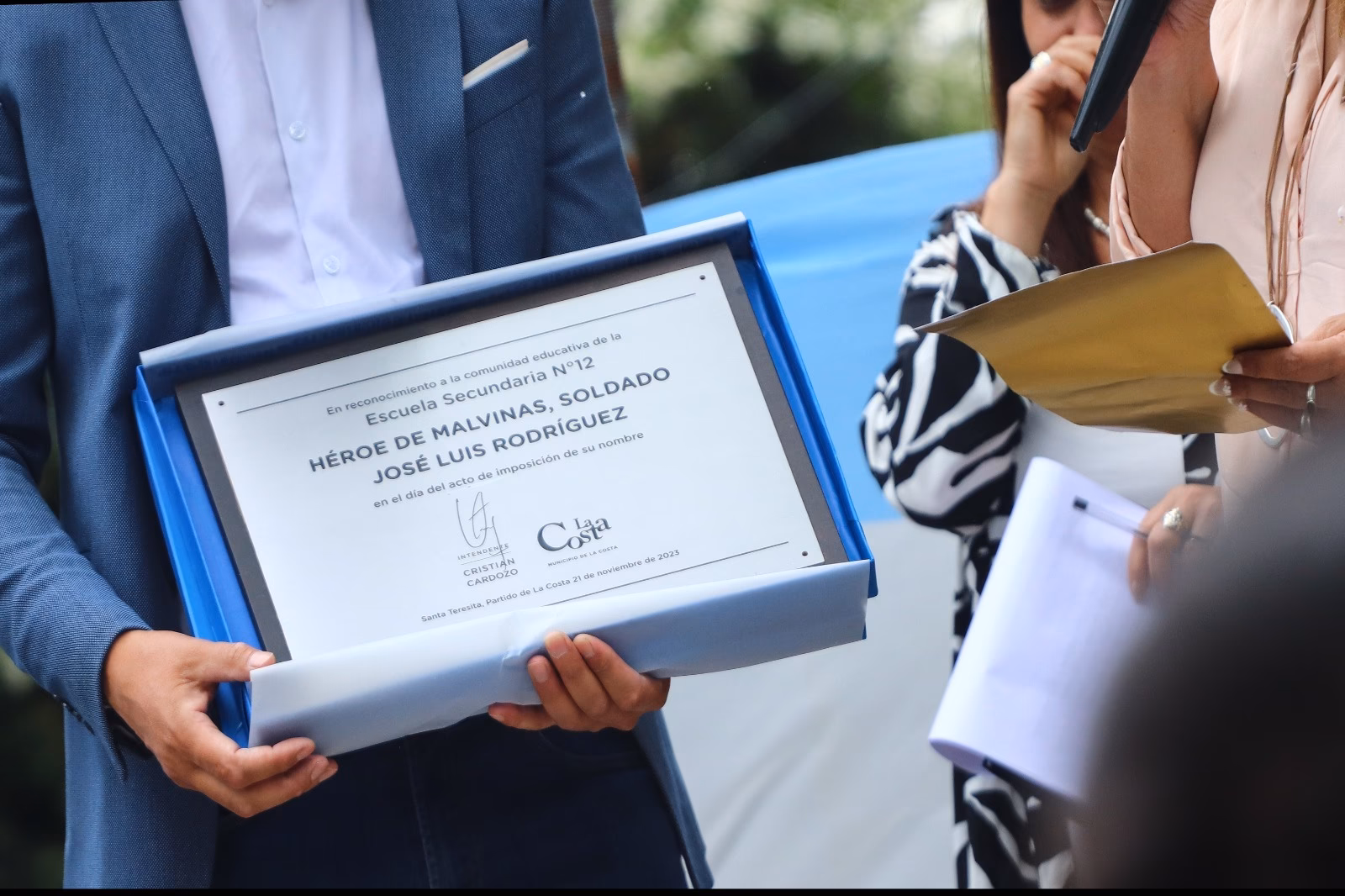 ¿Quién determina el nombre de las escuelas?