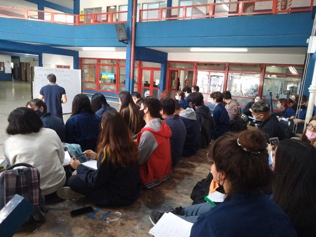 ¿Dónde se encuentra el asbesto en la casa y en el colegio?