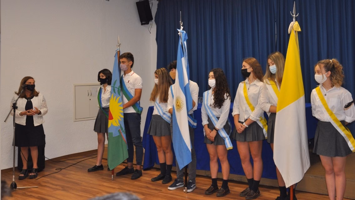 ¿Qué día se jura la bandera en los colegios?