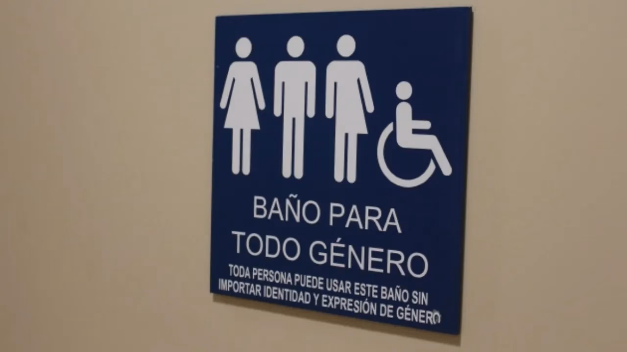 ¿Cuál es la política de baños con inclusión de género?