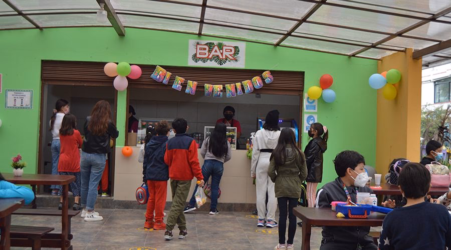 ¿Qué tan cerca puede estar un bar de una escuela?