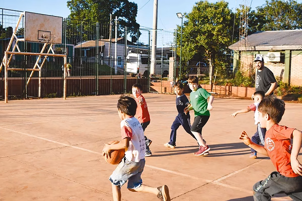 ¿Cuál es la importancia del baloncesto en la escuela?