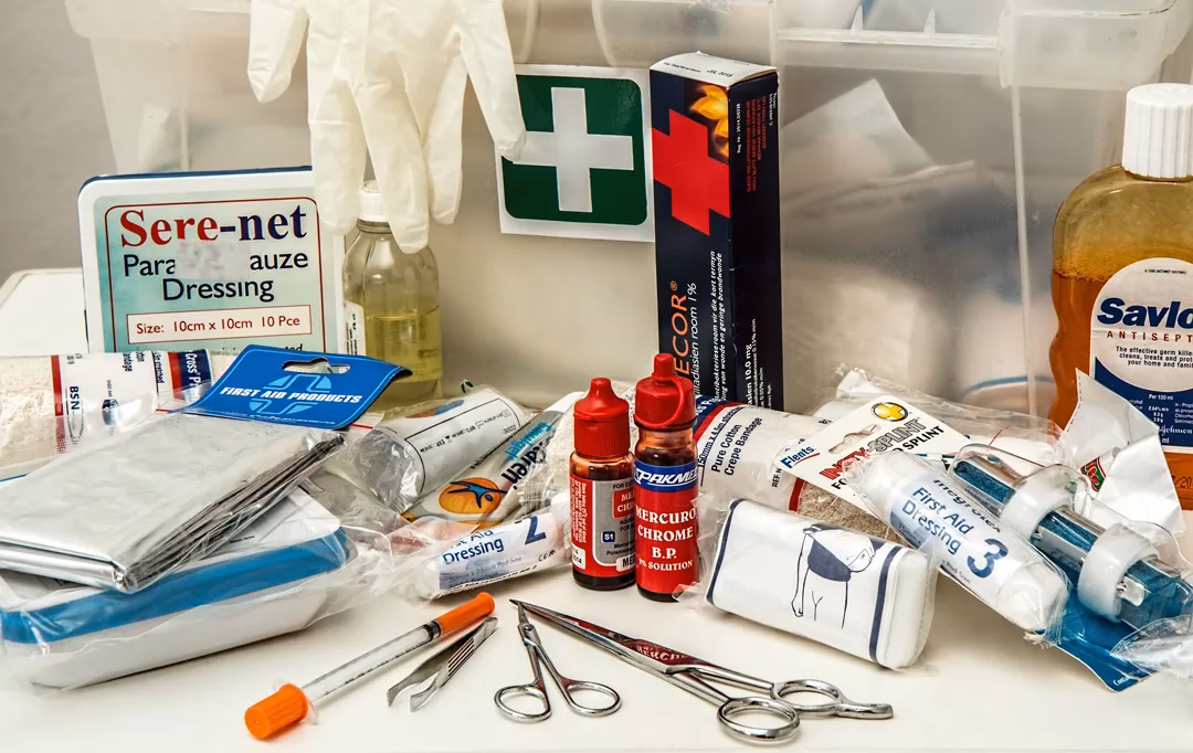 ¿Cómo hacer un botiquín de primeros auxilios escolar?
