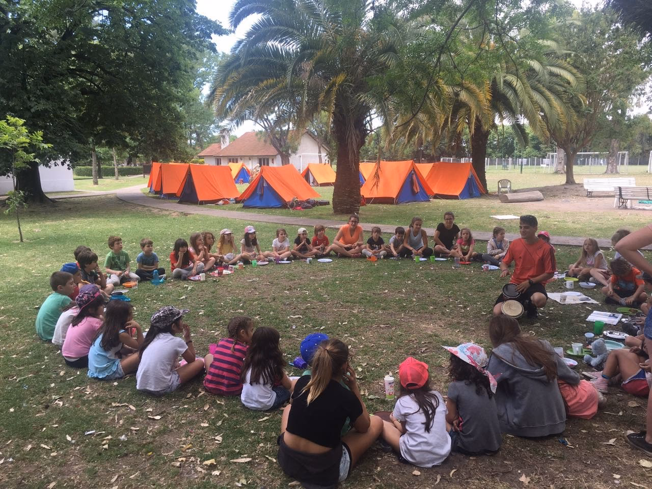 ¿Cómo hacer un campamento escolar?