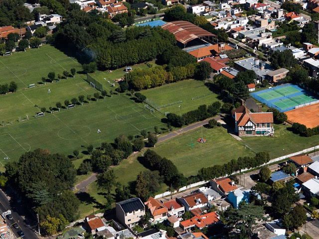 ¿Qué se hace en un campo deportivo?