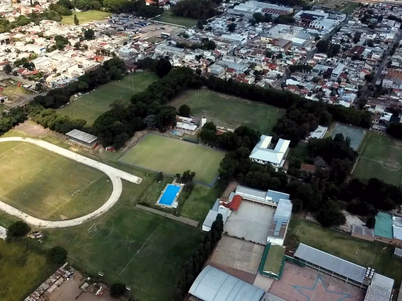 ¿Cuál es la importancia de las canchas deportivas en las escuelas?