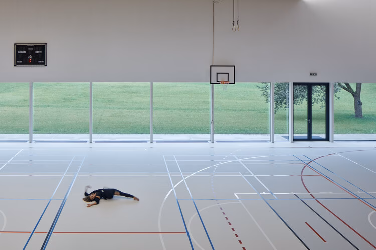 ¿Cuál es el objetivo del deporte en el ambiente escolar?