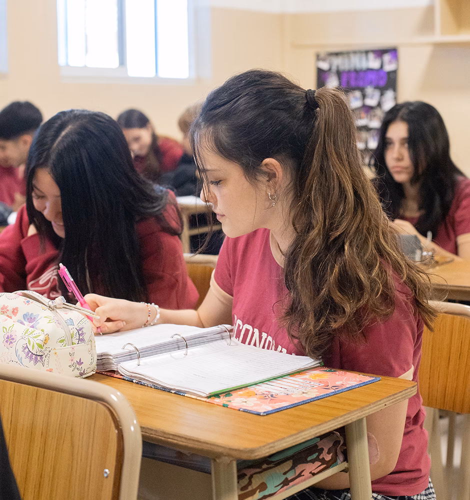 ¿Cómo se llama el director del colegio Sagrado Corazón de Jesús?