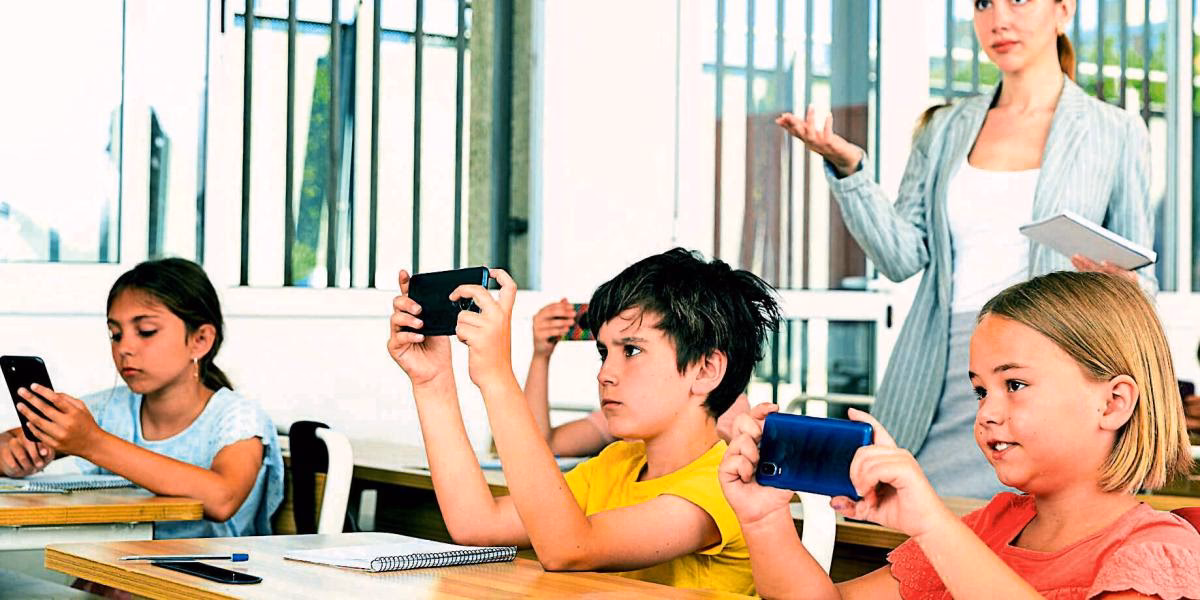 ¿Por qué se prohibieron los celulares en los colegios?