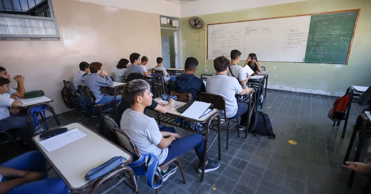 ¿Qué tipos de aprendizajes se promueven en este modelo de escuela nueva?