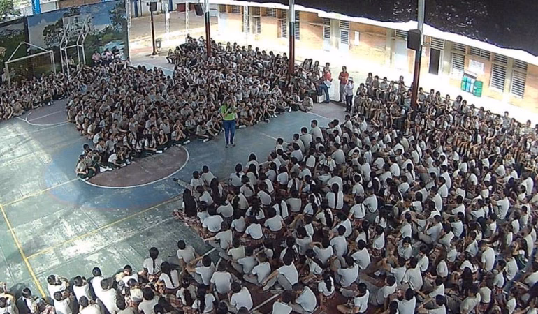 ¿Cómo se llama el rector del colegio municipal aeropuerto?