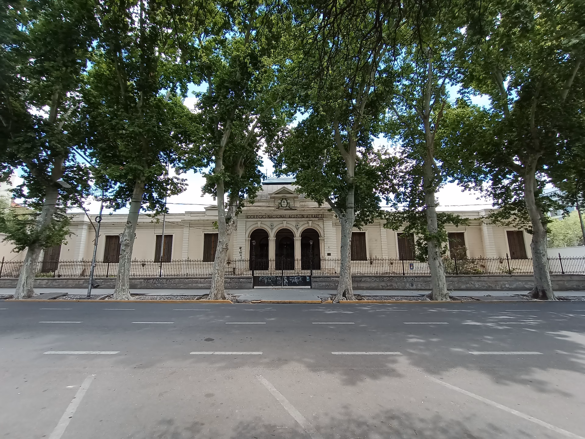 ¿Cuántos años tiene la escuela Agustín Álvarez?