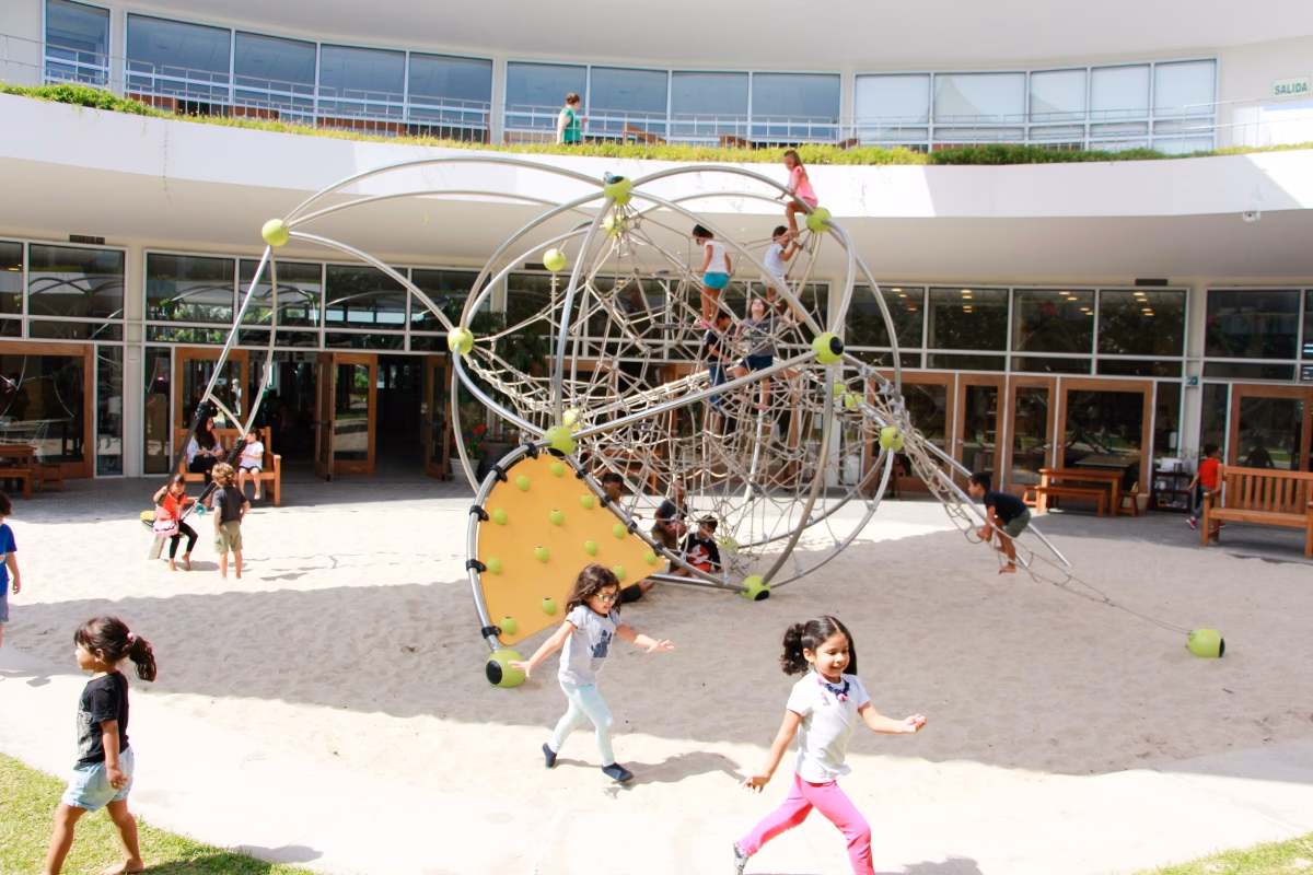 ¿Quién es el dueño del colegio Áleph?