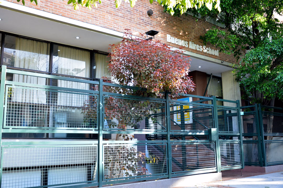 ¿Cuánto cuesta el colegio base?