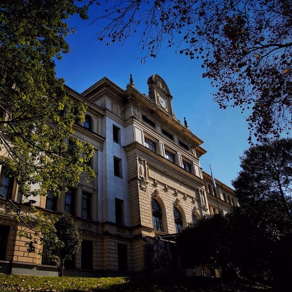 ¿Dónde vive Bernasconi?