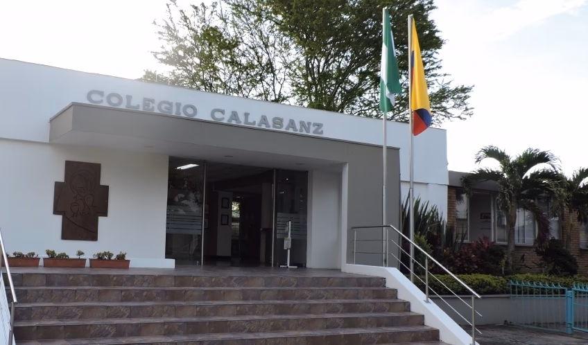 ¿Cuál es el horario de atención del Colegio Calasanz Pereira?