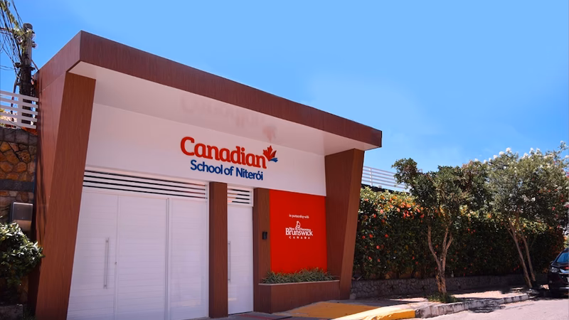 ¿Quién es el propietario de la escuela canadiense?