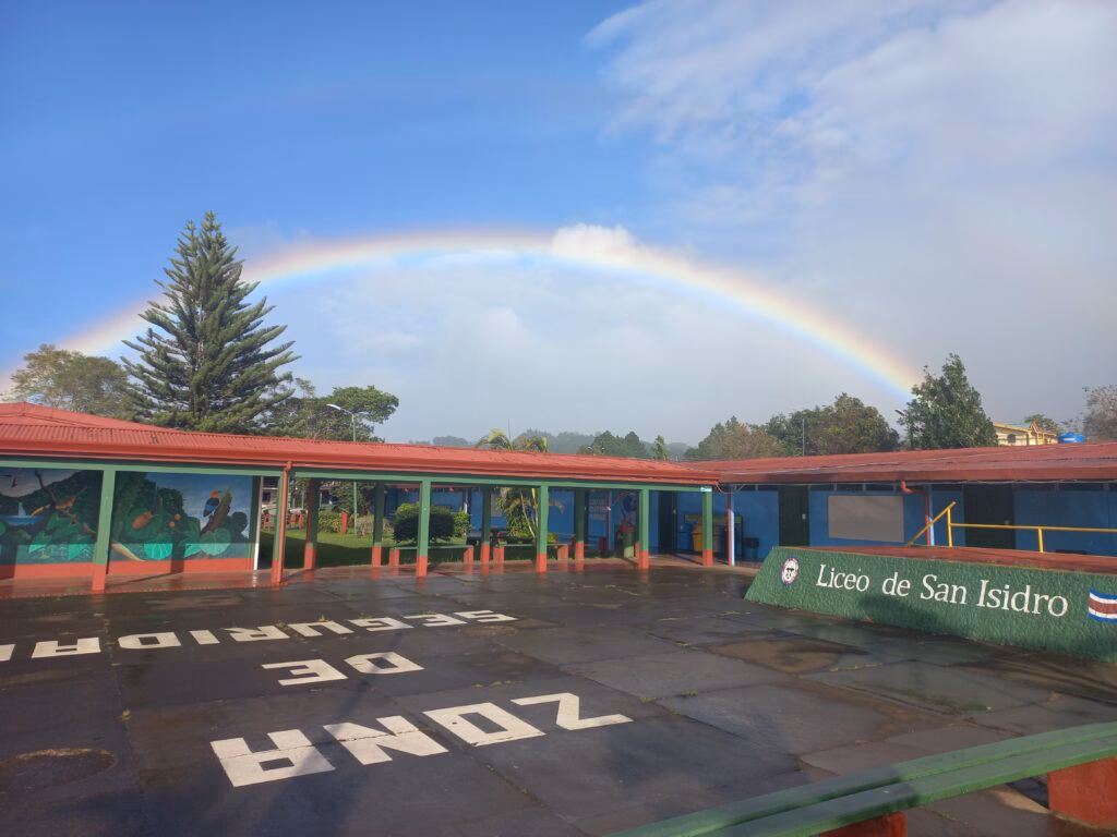 ¿Cómo se llama el colegio de Heredia?