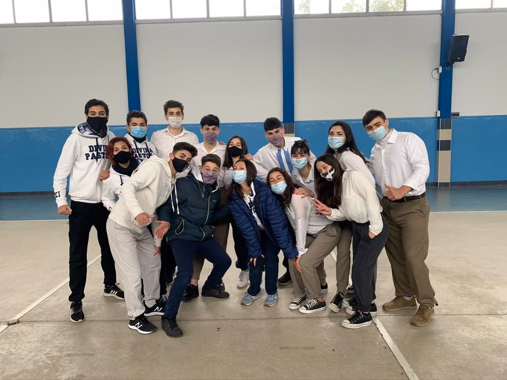 ¿Quién fundó el colegio Divina Pastora?