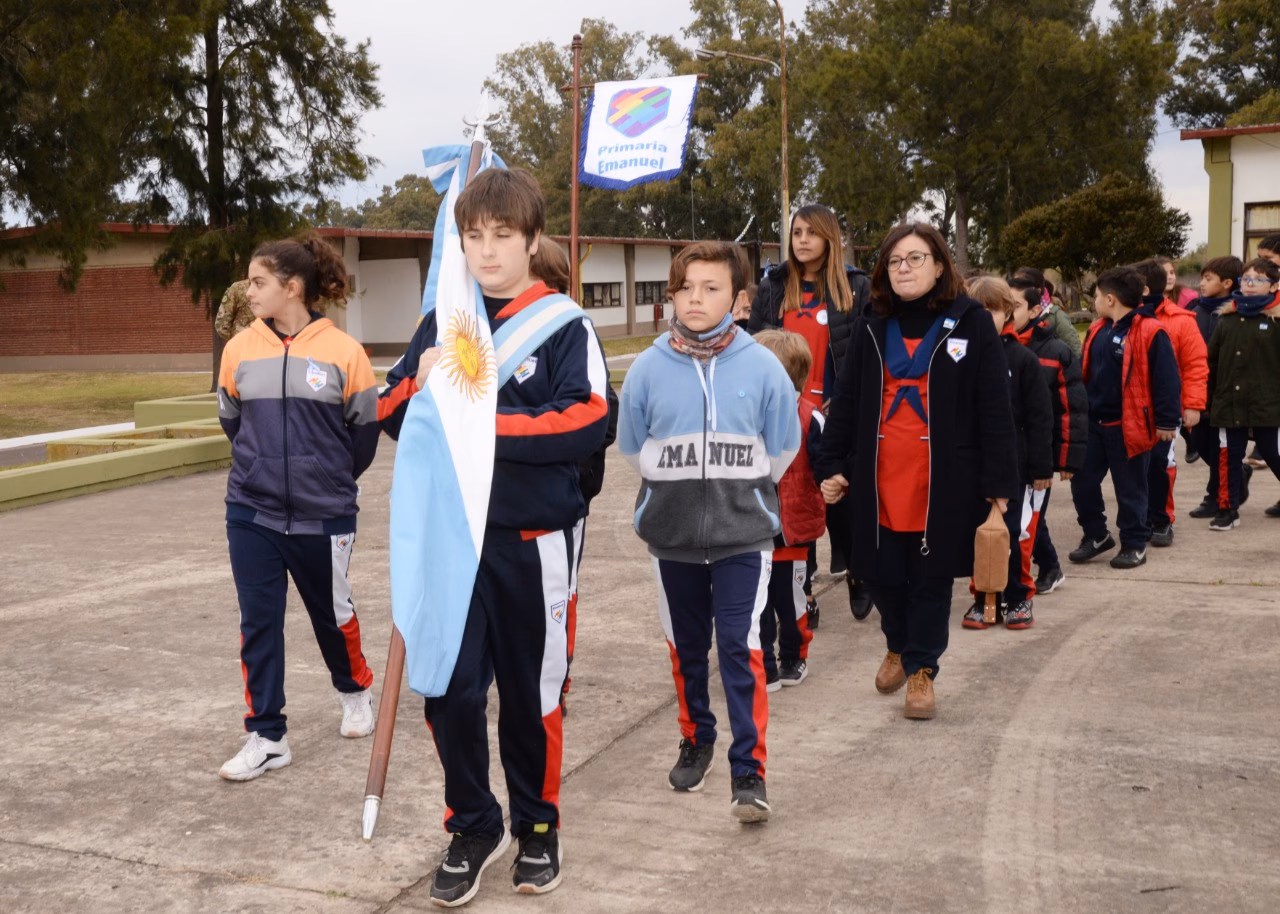 ¿Quién fundó el colegio evangélico Emanuel?