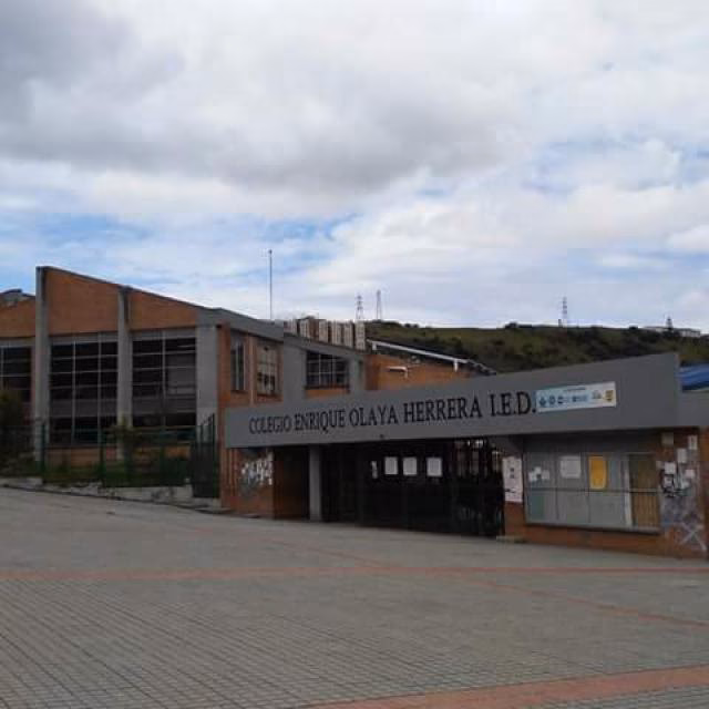 ¿Cuántos estudiantes tiene el colegio Enrique Olaya Herrera?