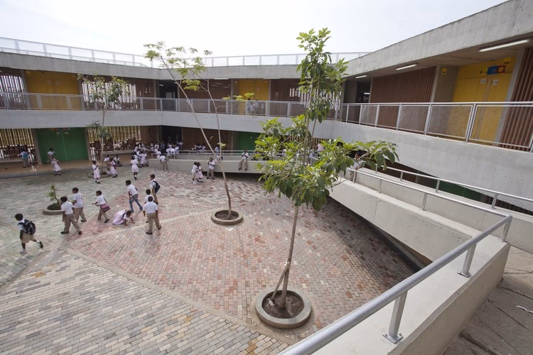 ¿Cuántos colegios tienen pies descalzos?