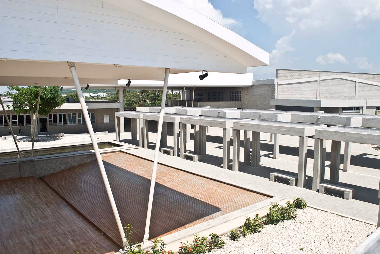 ¿Cómo se llama el colegio donde estudió Shakira en Barranquilla?