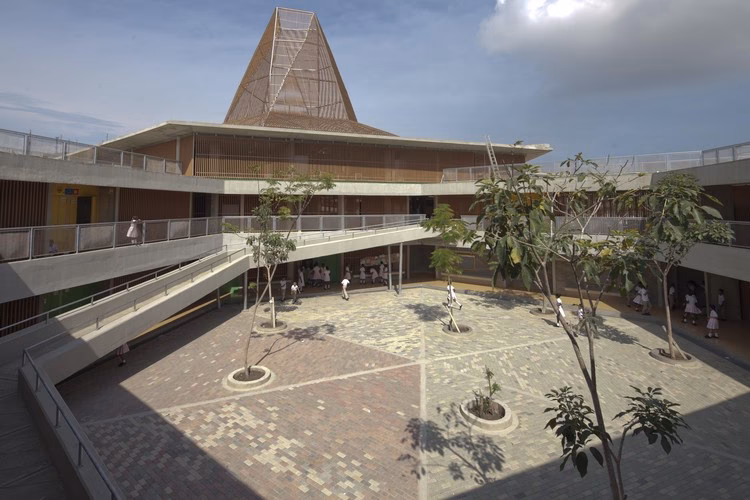 ¿Cómo se llama el colegio donde estudió Shakira en Barranquilla?