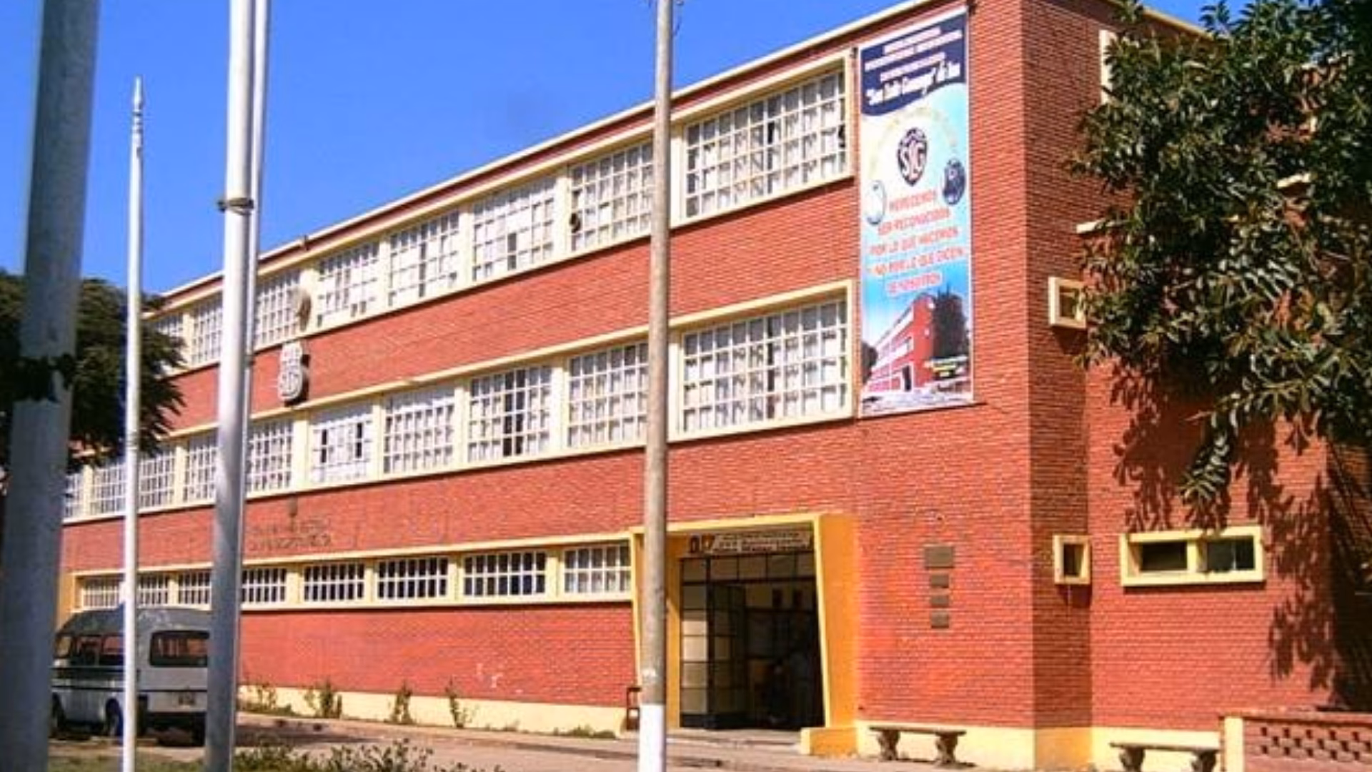 ¿Dónde cursó sus estudios universitarios José María Arguedas y qué carrera estudió?