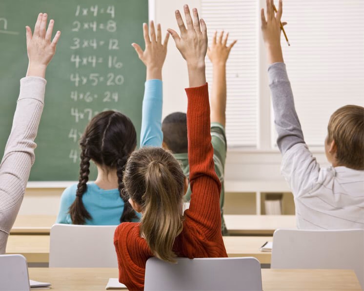 ¿Cuál fue la primera escuela mixta en Argentina?