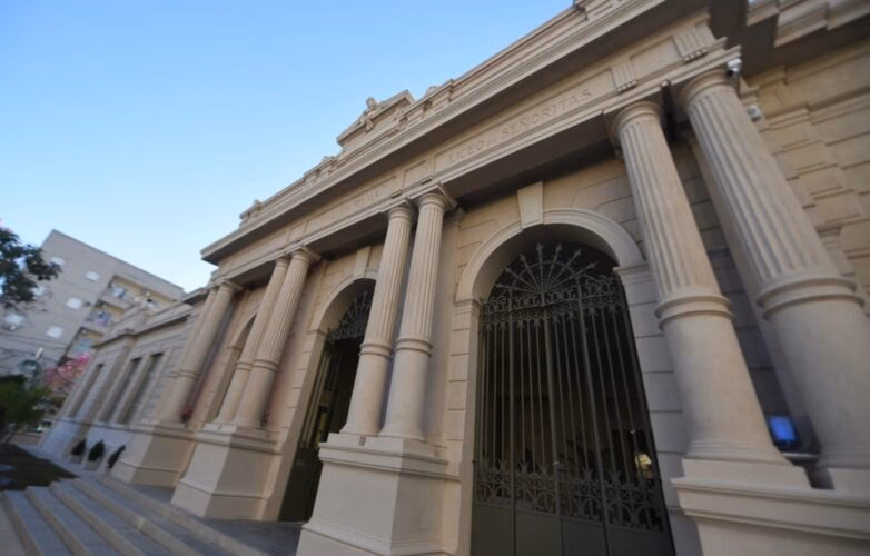 ¿Cuántos años cumple el colegio Absalon Rojas?