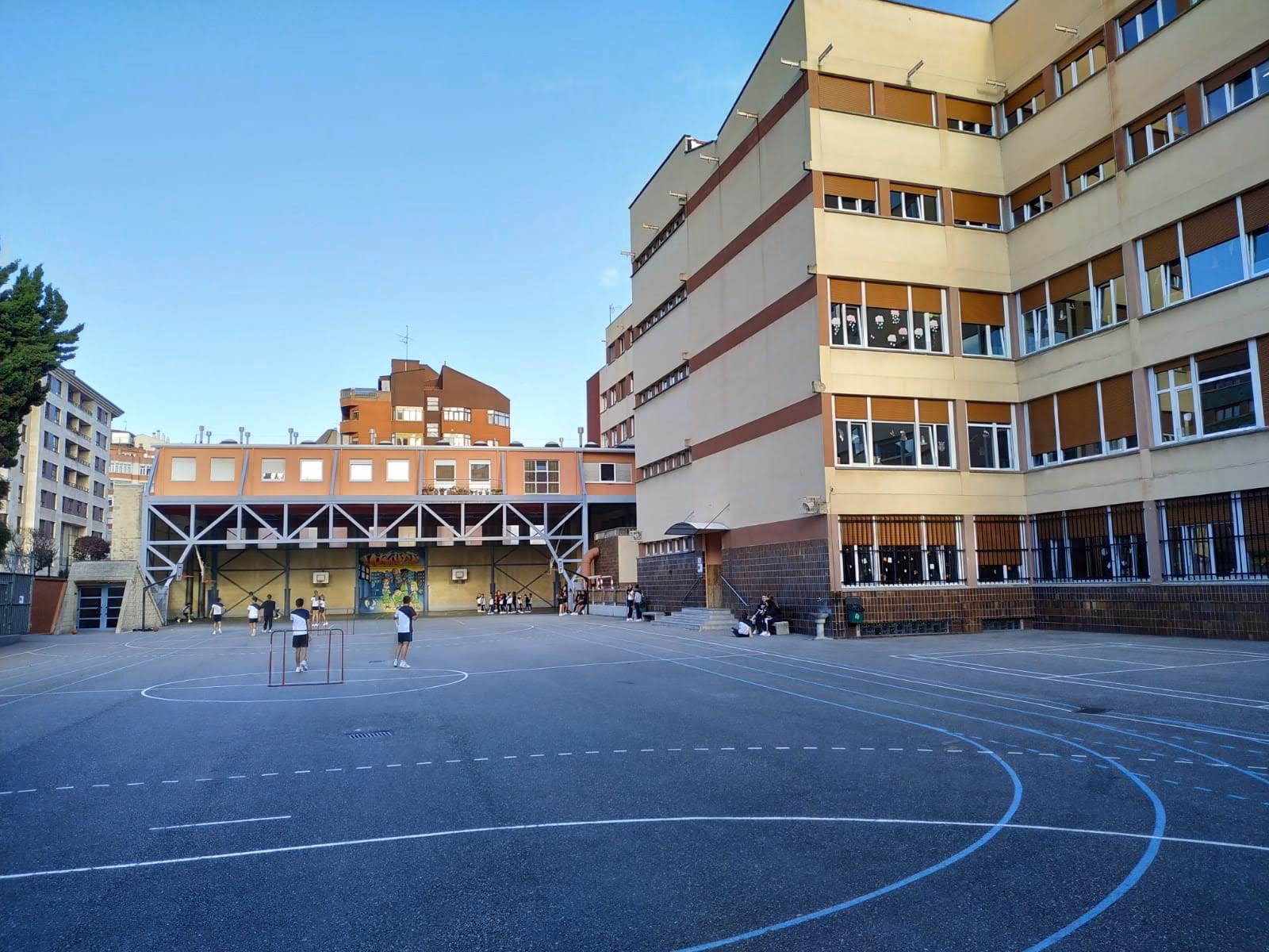 ¿Quién fundó los colegios Nazaret?
