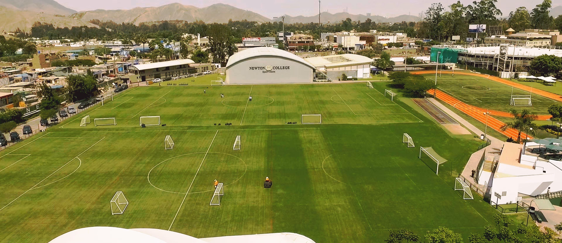 ¿Qué famosos estudiaron en el colegio Newton?