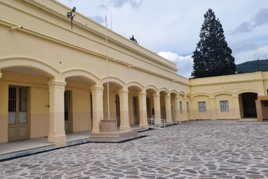 ¿Cómo se llama la escuela normal de Salta?