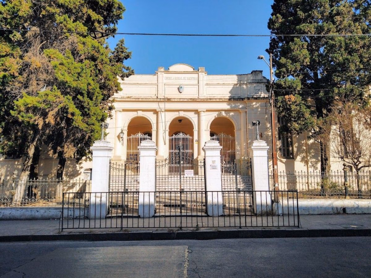 ¿Cómo se llama la escuela normal de Rosario de la Frontera?