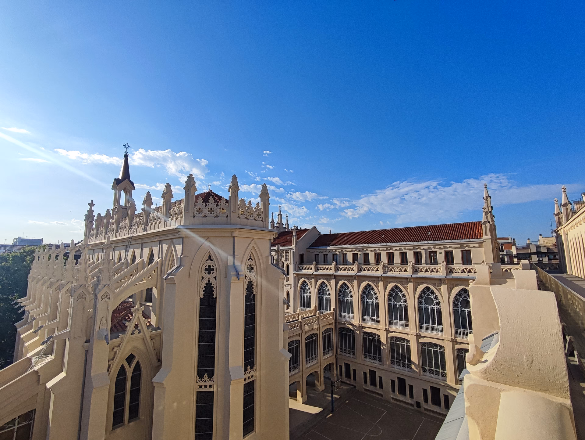 ¿Quién es el director del colegio El Pilar?