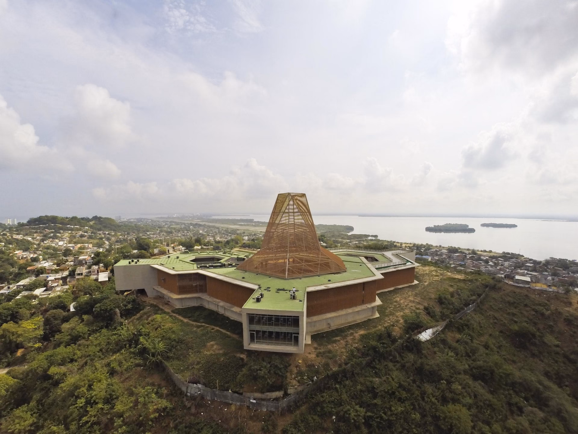 ¿Qué colegios ha construido Shakira?