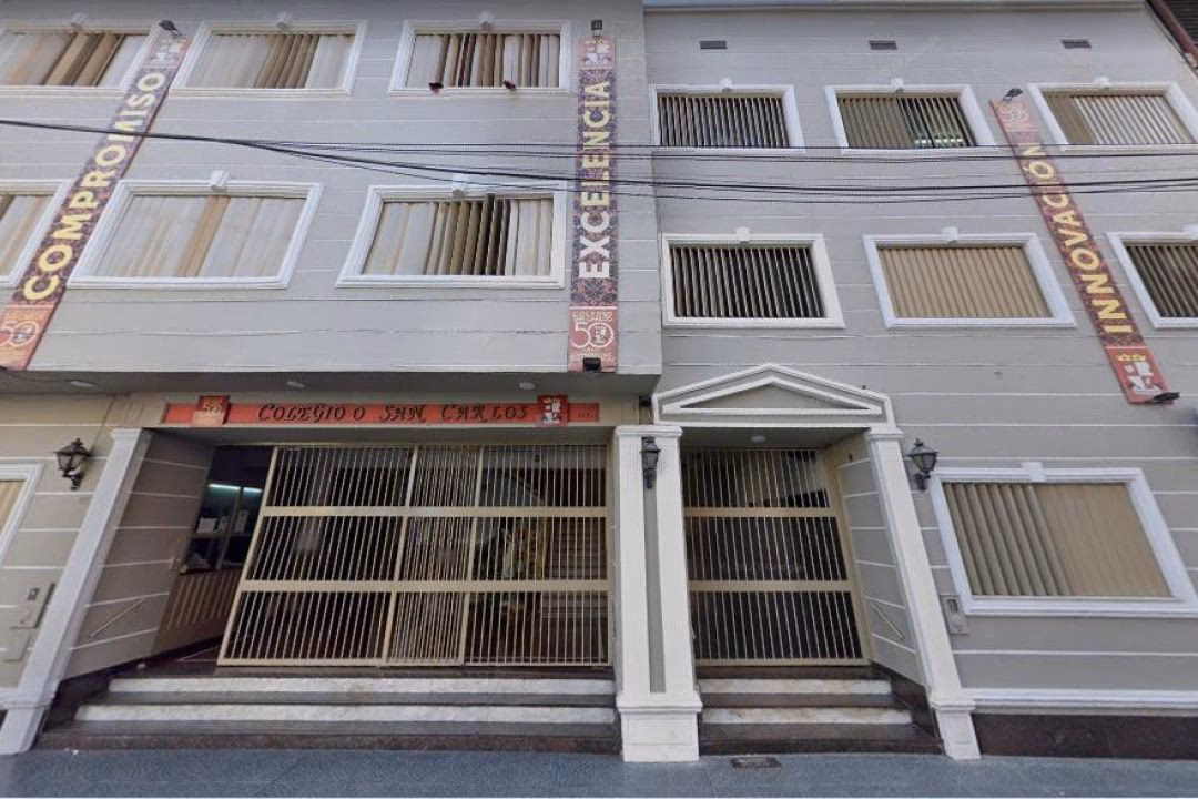¿Cómo se llama la escuela de San Carlos?