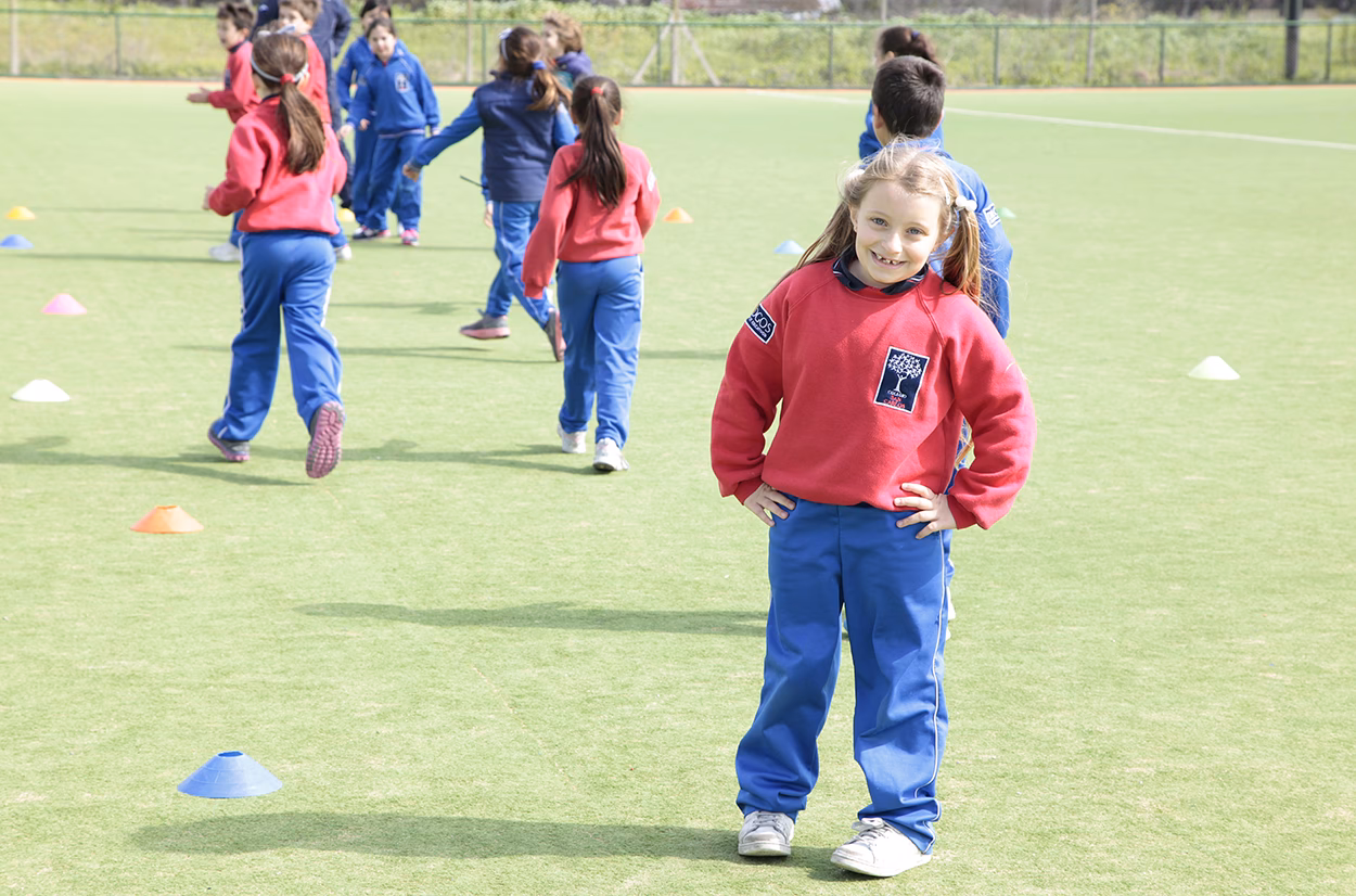 ¿Quién fundó el colegio San Carlos?