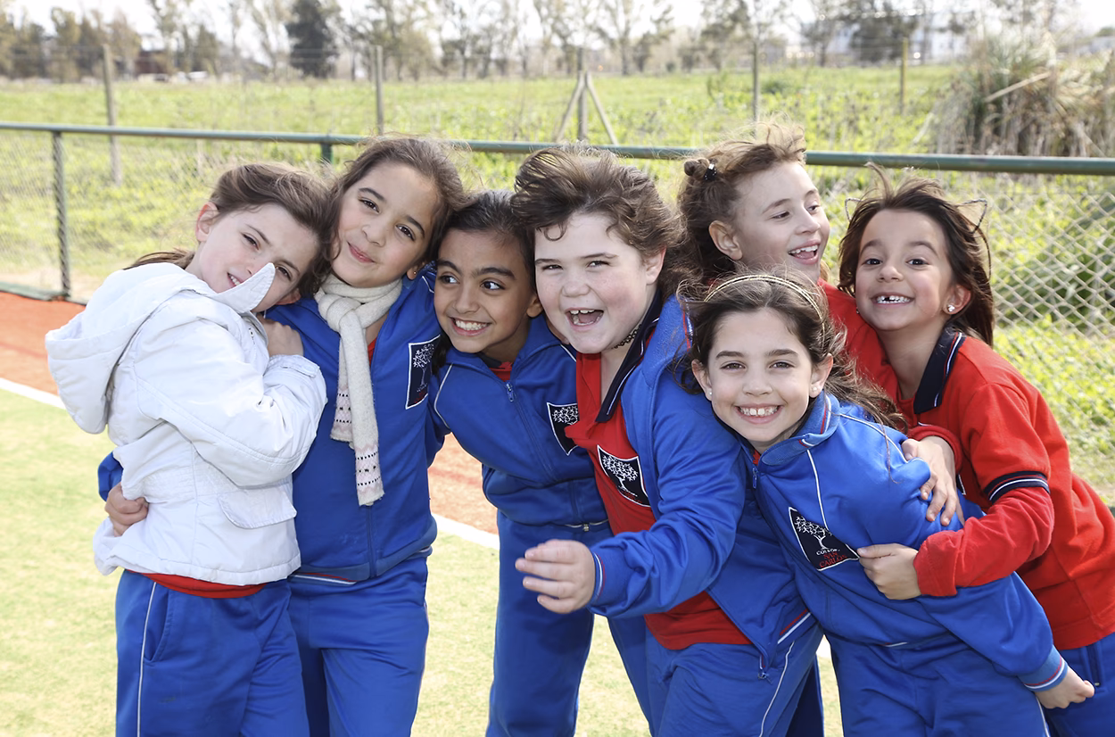 ¿Cómo se llama la escuela de San Carlos?