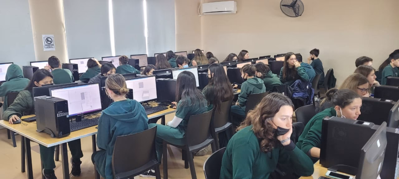 ¿Quién fundó el colegio Santa Cruz?