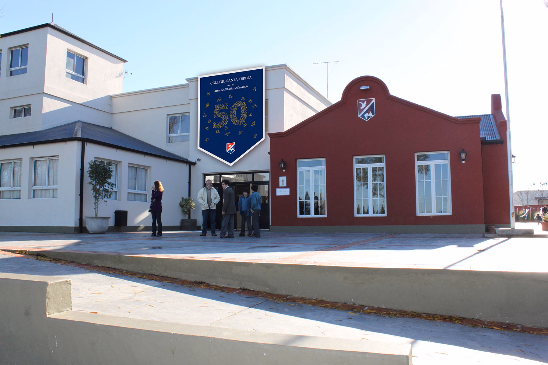 ¿Quién fundó el colegio Santa Teresa?