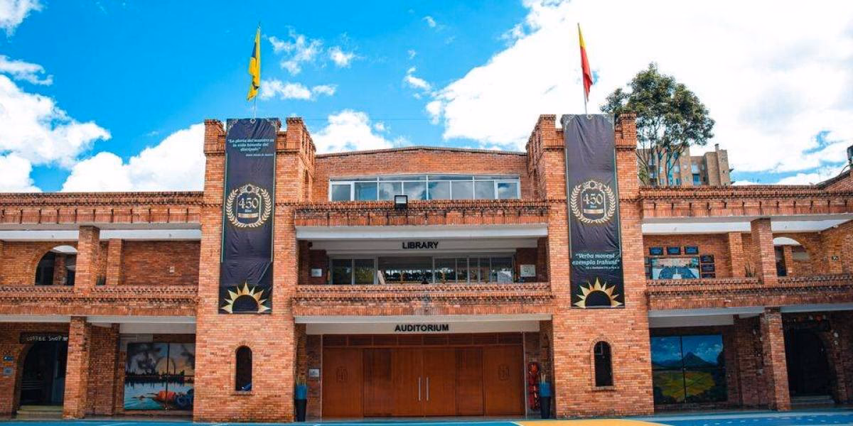 ¿Cuántos estudiantes tiene el Colegio Santo Tomás de Aquino?