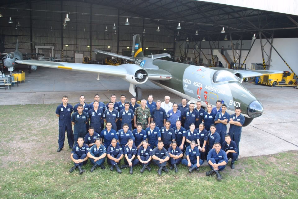 ¿Cuáles son los requisitos para ingresar a la Escuela de Aviación Militar Argentina?